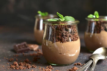 Küchenrückwand glas motiv Töpfe mit Schokoladenpudding, Schokoladenboden und Pflanze. © lilechka75