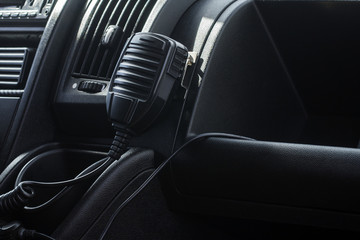 Obraz premium Walkie-talkie na desce rozdzielczej w karetce