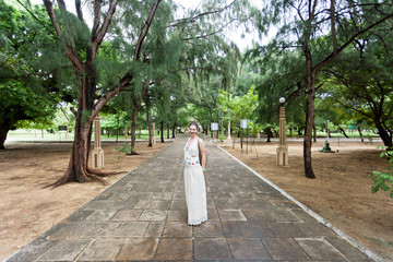 Obraz premium Woman at Thalawila St. Anne´s church, Sri Lanka