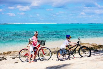 Obraz premium Family on bike ride