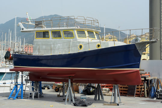 Imbarcazione  in riparazione