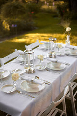 Weiße Tischdekoration für Hochzeit oder kleine Feier