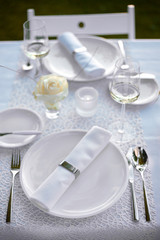 Weiße Tischdekoration für Hochzeit oder kleine Feier