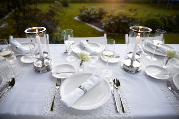Weiße Tischdekoration für Hochzeit oder kleine Feier