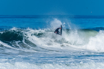 Obraz premium Bodyboarder surfing ocean wave