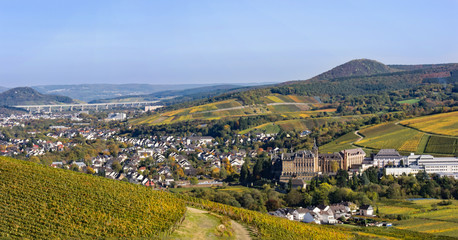 Naklejka premium Ahrweiler – Kloster Calvarienberg und Weinberge im Herbst