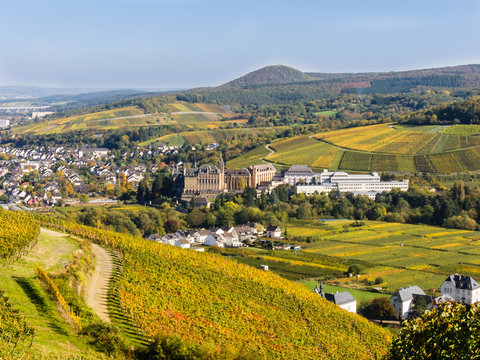 Ahrweiler – Kloster Calvarienberg und Weinberge im Herbst