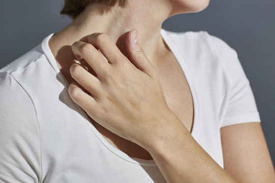 M&auml;dchen juckt sich