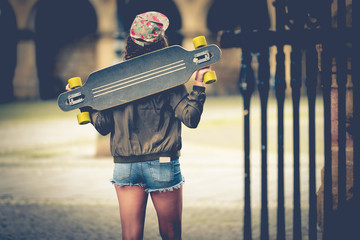 Mädchen mit Longboard - Skateboard