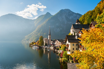 Fototapeta na wymiar Beautiful and famous Hallstatt village in Austrian Alps in autumn
