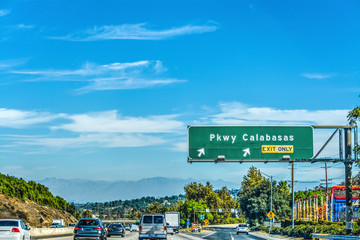 Obraz premium Parkway Calabasas exit sign on 101 freeway