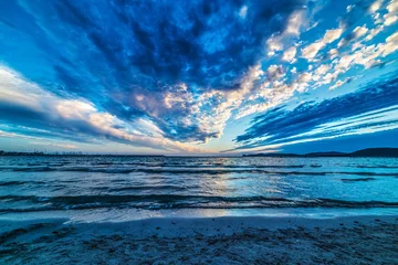 Photo sur Plexiglas Mer / coucher de soleil Dark clouds over the sea at sunset