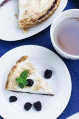 Cake with blackberries and meringue