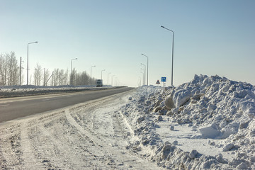 Fototapeta na wymiar Winter road in a sunny day