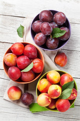 Fototapeta na wymiar Fresh ripe peaches and plums