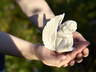 Engel in der Hand