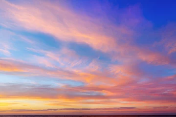 Fototapete Himmel Schöner Abendhimmel mit rosa Wolken. Sonnenuntergang über dem Meer