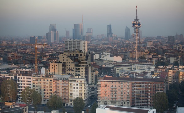 Skyline Milano nello smog