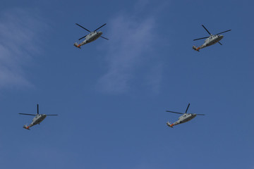 Escuadrilla de helicópteros en formación