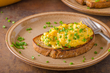 Scrambled eggs with herbs