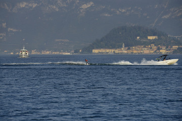 Fototapeta na wymiar Bellagio, water ski