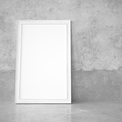 Leerer Bilderrahmen vor Putzwand