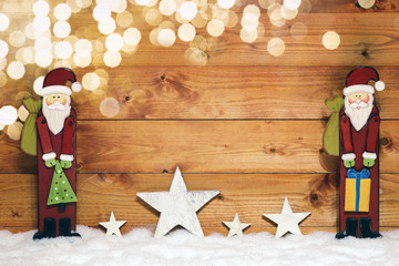 Weihnachtsmänner vor Holzhintergrund