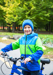 Obraz premium Kid boy outdoor with bike.