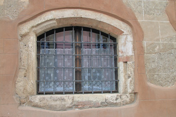 Obraz premium Window of a very old house in Budapest.