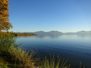 DER CHIEMSEE. Herbstliche Stimmung am Chiemsee.