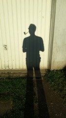 Schatten eines Pfeifenrauchers an einer Wand