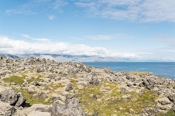 Fototapeta na wymiar Preciosa vista del campo de lava y la costa de Arnarstapi en la Península de Snaefellsnes en Islandia