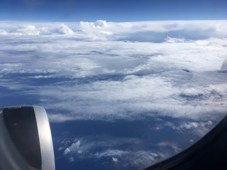 Fototapeta na wymiar Вид из окна в самолете на белые облака, тучи, небо