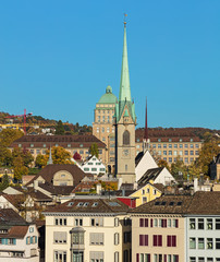Obraz premium Buildings of the city of Zurich as seen from the Lindenhof park in autumn