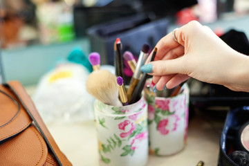 make-up brush picks