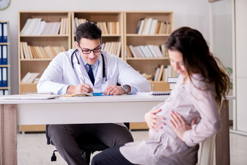 Obraz premium Pregnant woman visiting doctor for consultation