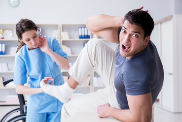 Obraz premium Doctor and patient during check-up for injury in hospital