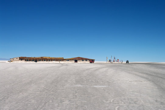 Vue de l'ancien désert de sel et des drapeaux d'Uyuni