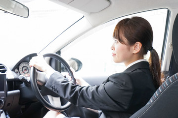 Young business woman in car