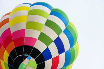 飛び立つ熱気球　曇り　白背景　砺波バルーンフェスタ