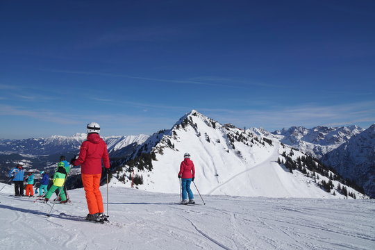 Skipiste mit Skiläufern beim Skifahren