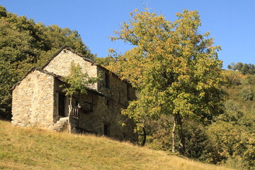 Fototapeta na wymiar Typisches Natursteinhaus in den italienischen Alpen