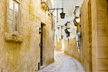 Obraz premium Street with traditional maltese buildings in Mdina