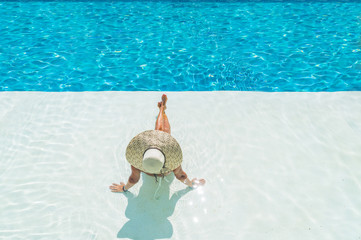 Woman with hat at the pool