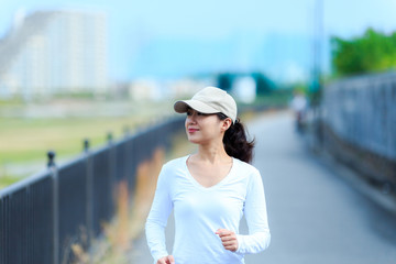 女性 ウォーキング