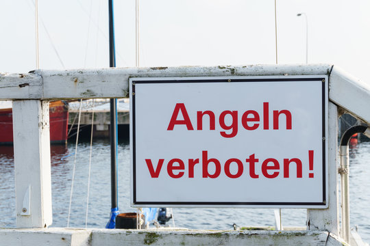 Schild Angeln verboten im Hafen