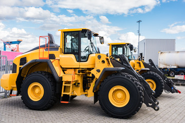Neuer Bagger im Hafen zur Verladung