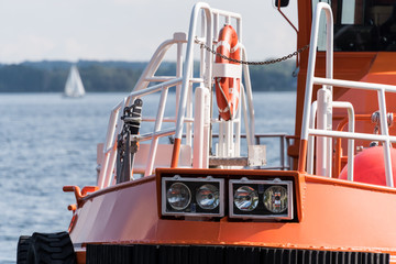 Bug eines Lotsenversetzbootes in der Kieler Förde