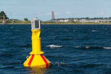 Fahrwassertonne mit Sonnenkollektoren