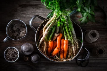 Foto auf Acrylglas Für die Küche Zutaten für eine leckere Brühe mit Karotten, Petersilie und Lauch